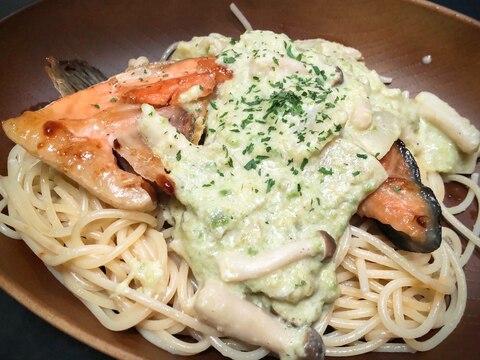 かぐらざかのホワイトアボカドソースの鮭パスタ♪